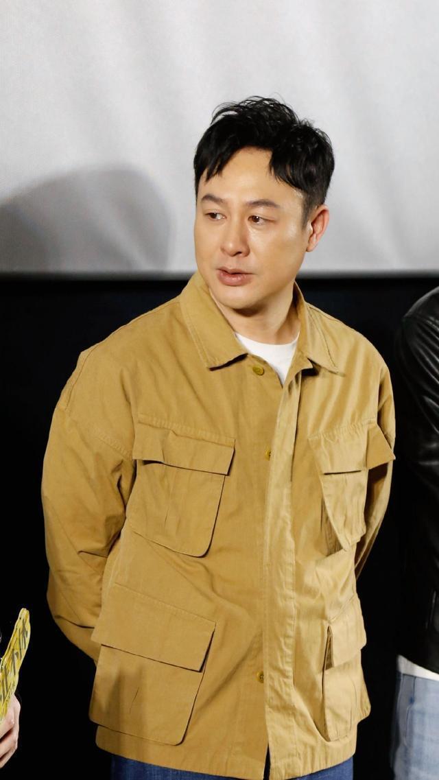 张颂文被网友北京偶遇考科目三 打扮低调严实