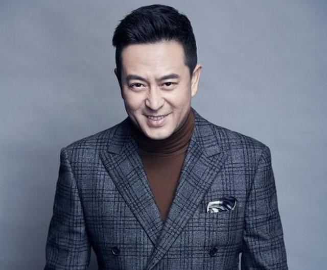 张嘉译与家人罕见同框！女儿胖乎乎和爸爸如复制