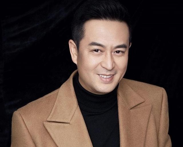 张嘉译与家人罕见同框！女儿胖乎乎和爸爸如复制