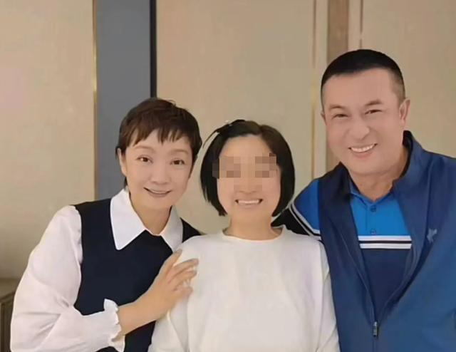 张嘉译与家人罕见同框！女儿胖乎乎和爸爸如复制