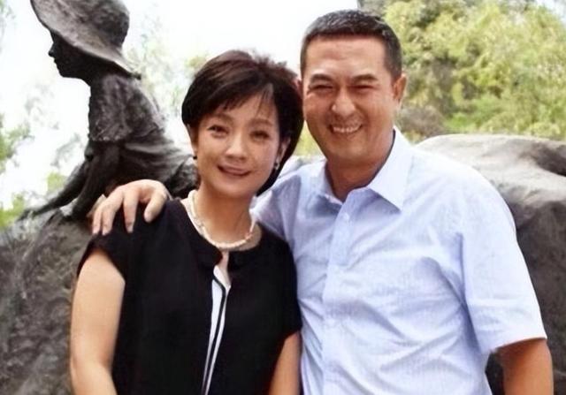 张嘉译与家人罕见同框！女儿胖乎乎和爸爸如复制