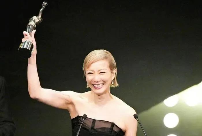 陪跑22年，被低估的她终于成影后了