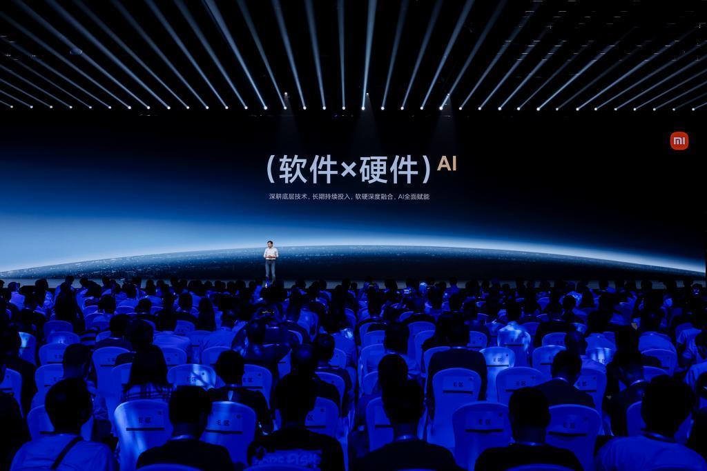 雷军：小米手机已跑通大模型，将投入 1000 亿坚持高端