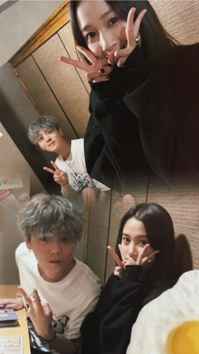 关晓彤她超爱！鹿晗巡演几乎每站都在，穿情侣装路边吃面