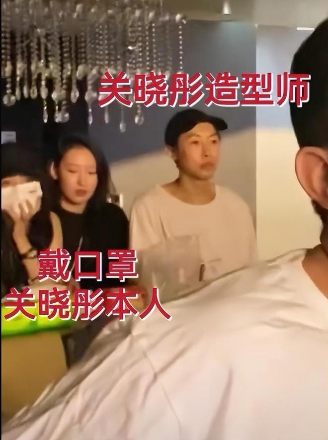 关晓彤她超爱！鹿晗巡演几乎每站都在，穿情侣装路边吃面