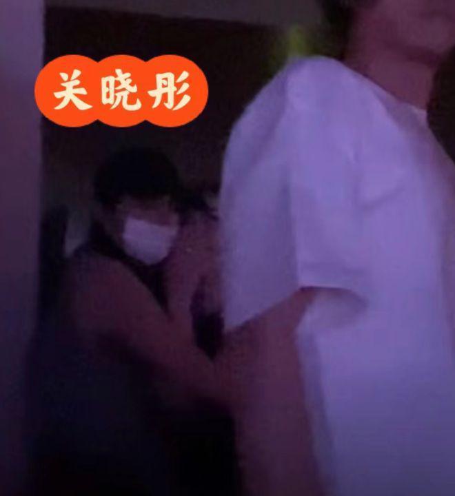 关晓彤她超爱！鹿晗巡演几乎每站都在，穿情侣装路边吃面