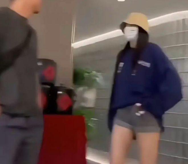 关晓彤她超爱！鹿晗巡演几乎每站都在，穿情侣装路边吃面