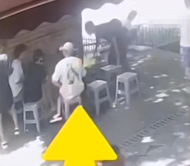 关晓彤她超爱！鹿晗巡演几乎每站都在，穿情侣装路边吃面