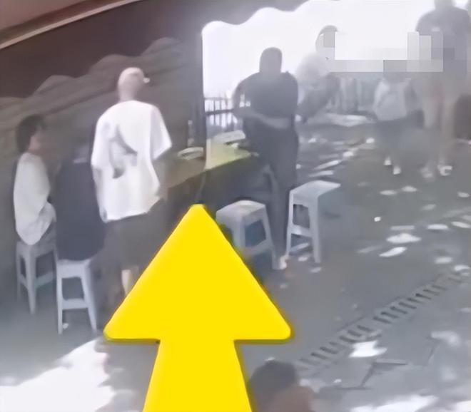 关晓彤她超爱！鹿晗巡演几乎每站都在，穿情侣装路边吃面