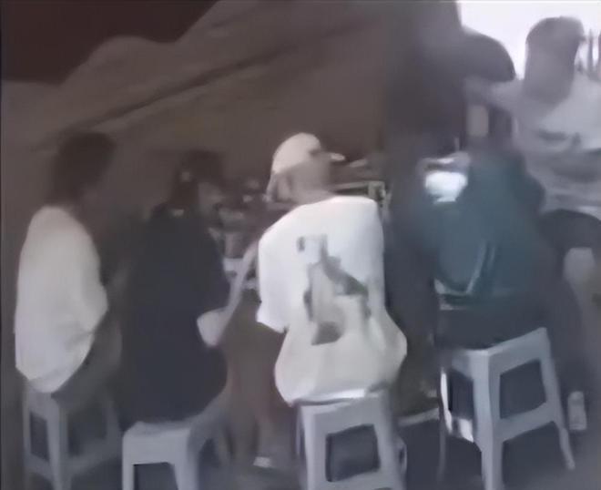 关晓彤她超爱！鹿晗巡演几乎每站都在，穿情侣装路边吃面