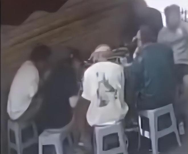 关晓彤她超爱！鹿晗巡演几乎每站都在，穿情侣装路边吃面