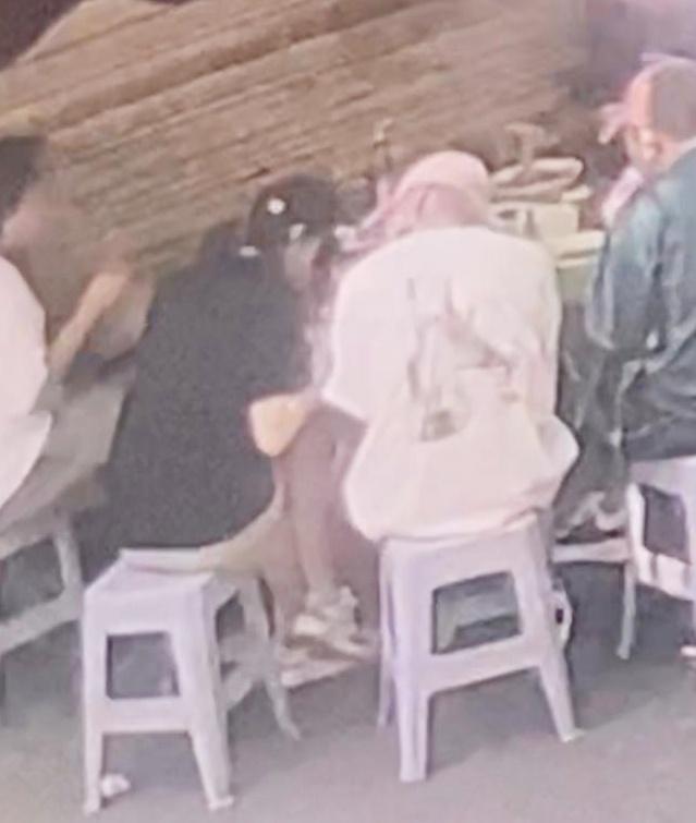 关晓彤她超爱！鹿晗巡演几乎每站都在，穿情侣装路边吃面