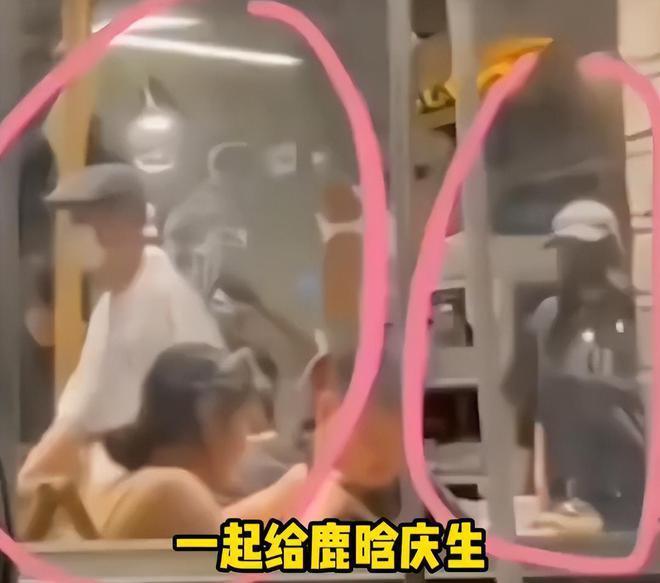 关晓彤她超爱！鹿晗巡演几乎每站都在，穿情侣装路边吃面