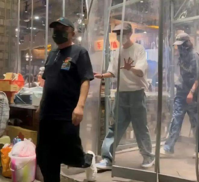 关晓彤她超爱！鹿晗巡演几乎每站都在，穿情侣装路边吃面