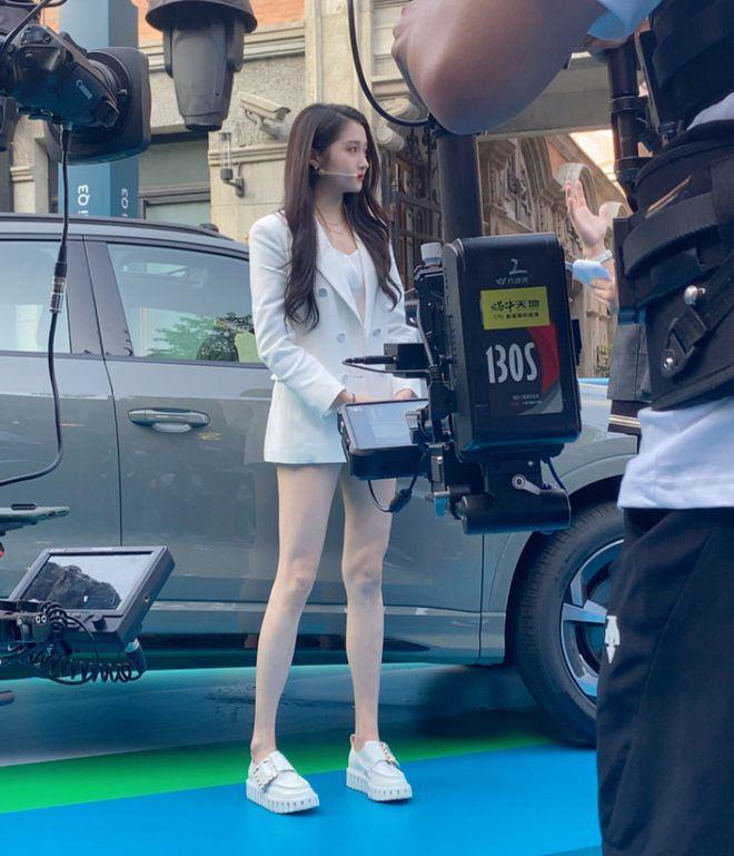 关晓彤她超爱！鹿晗巡演几乎每站都在，穿情侣装路边吃面