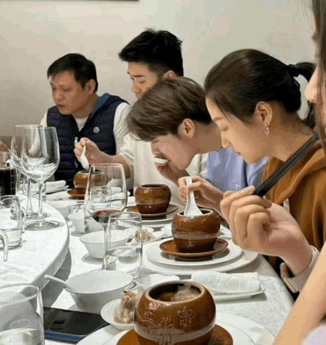 关晓彤她超爱！鹿晗巡演几乎每站都在，穿情侣装路边吃面