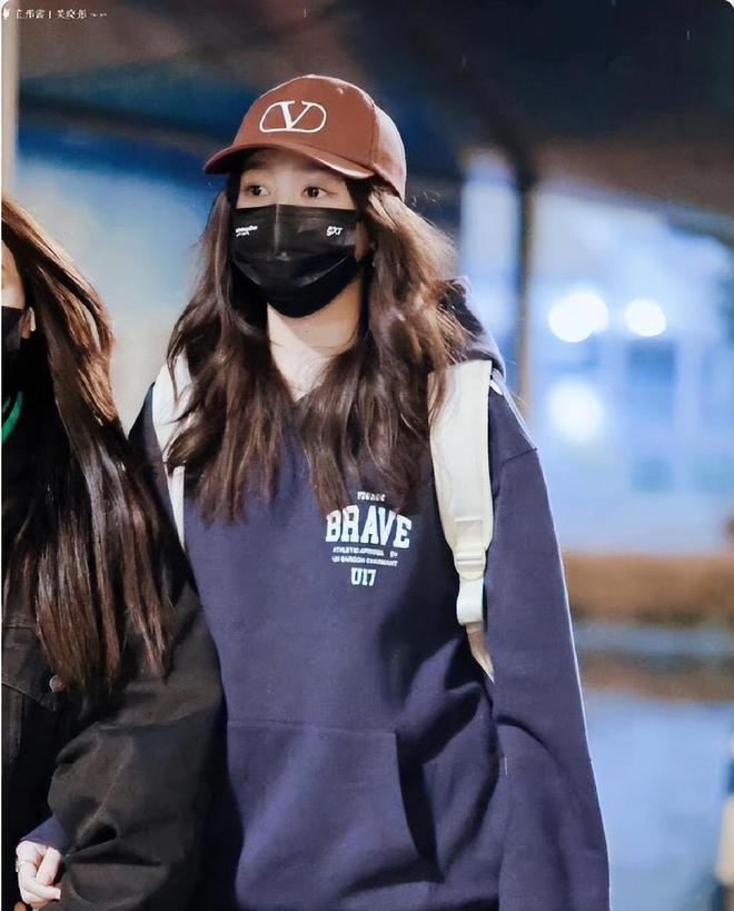 关晓彤她超爱！鹿晗巡演几乎每站都在，穿情侣装路边吃面