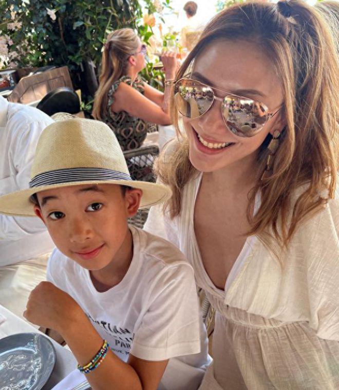 应采儿母子出国度假！泳衣秀身材，儿子越来越像陈小春