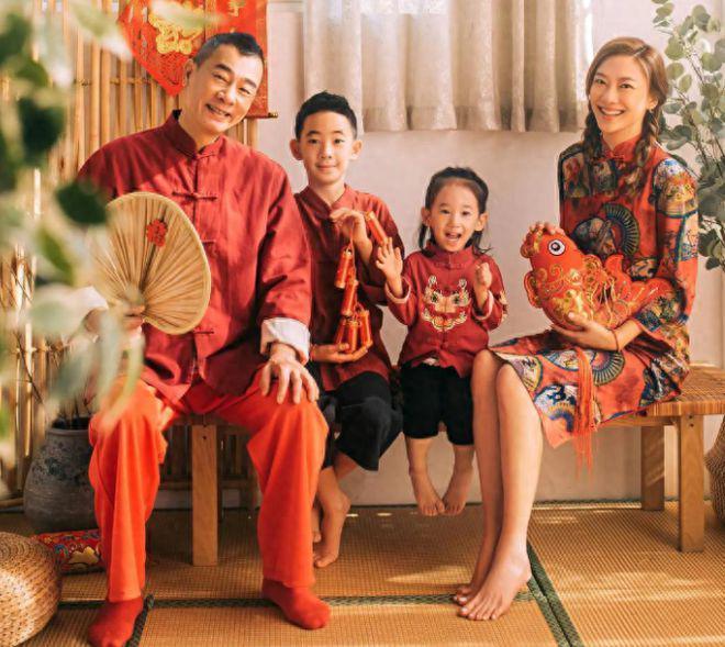 应采儿母子出国度假！泳衣秀身材，儿子越来越像陈小春