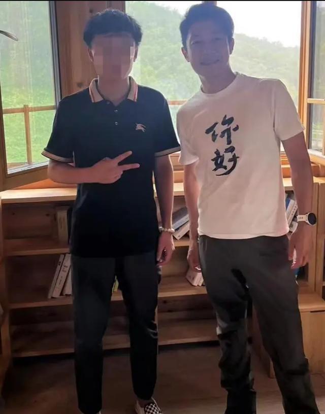 网友偶遇撒贝宁李白一家登山 混血龙凤胎高鼻大眼颜值高