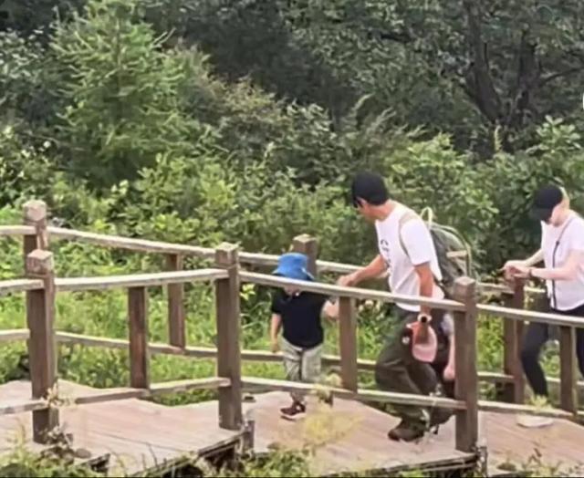 网友偶遇撒贝宁李白一家登山 混血龙凤胎高鼻大眼颜值高