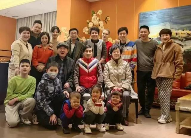 网友偶遇撒贝宁李白一家登山 混血龙凤胎高鼻大眼颜值高