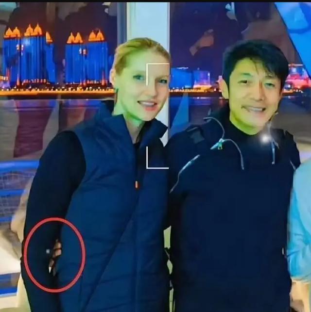 网友偶遇撒贝宁李白一家登山 混血龙凤胎高鼻大眼颜值高