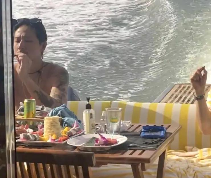 吴千语与富三代男友出海游玩，两人穿泳装同框