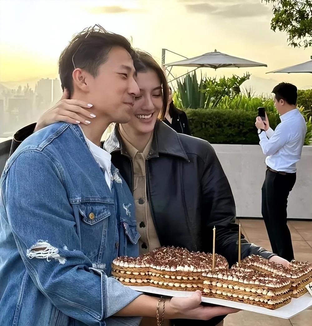 吴千语与富三代男友出海游玩，两人穿泳装同框