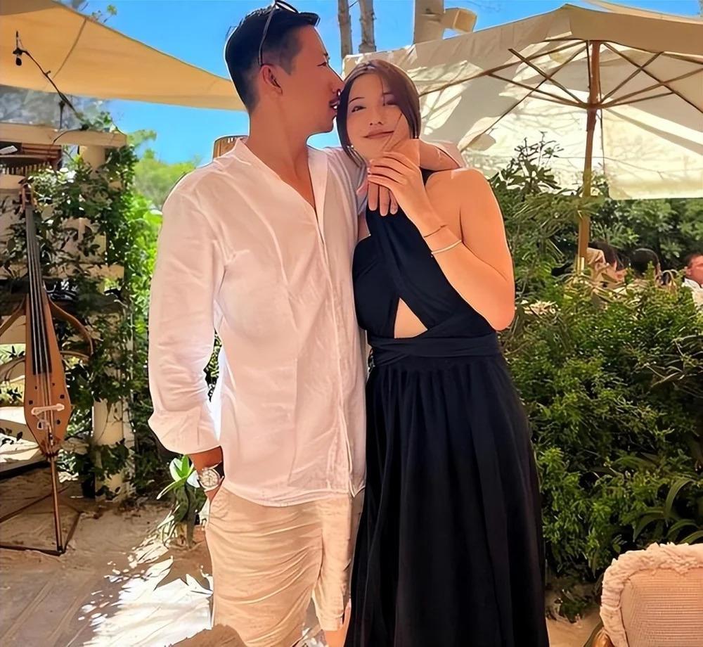 吴千语与富三代男友出海游玩，两人穿泳装同框