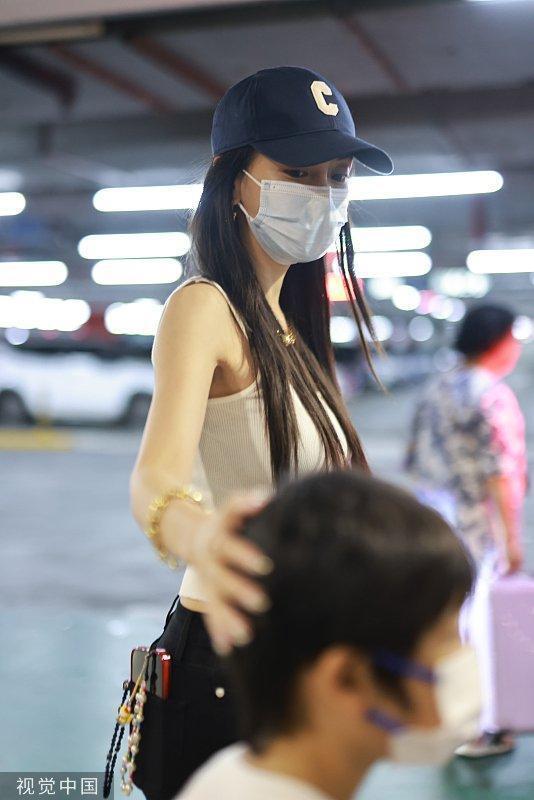 杨颖带儿子抵达机场 小海绵牵妈妈手坐在行李箱上