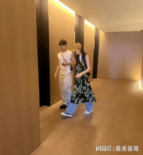 太甜蜜！偶遇井柏然陪刘雯逛街,紧跟女友身后
