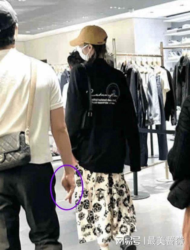 太甜蜜！偶遇井柏然陪刘雯逛街,紧跟女友身后