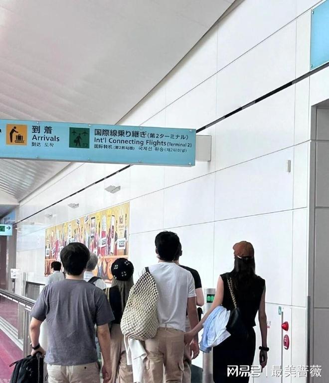 太甜蜜！偶遇井柏然陪刘雯逛街,紧跟女友身后