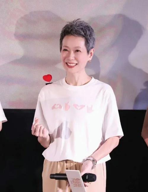 叶童回应白发显老：不可能永远做美女 展示真我