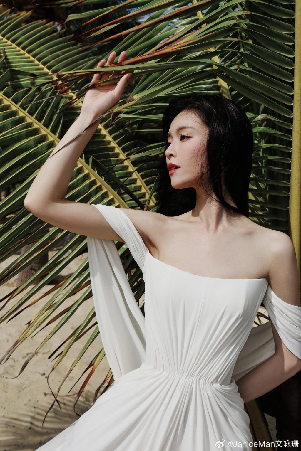 文咏珊穿抹胸裙肤白貌美 漫步海滩娇艳动人