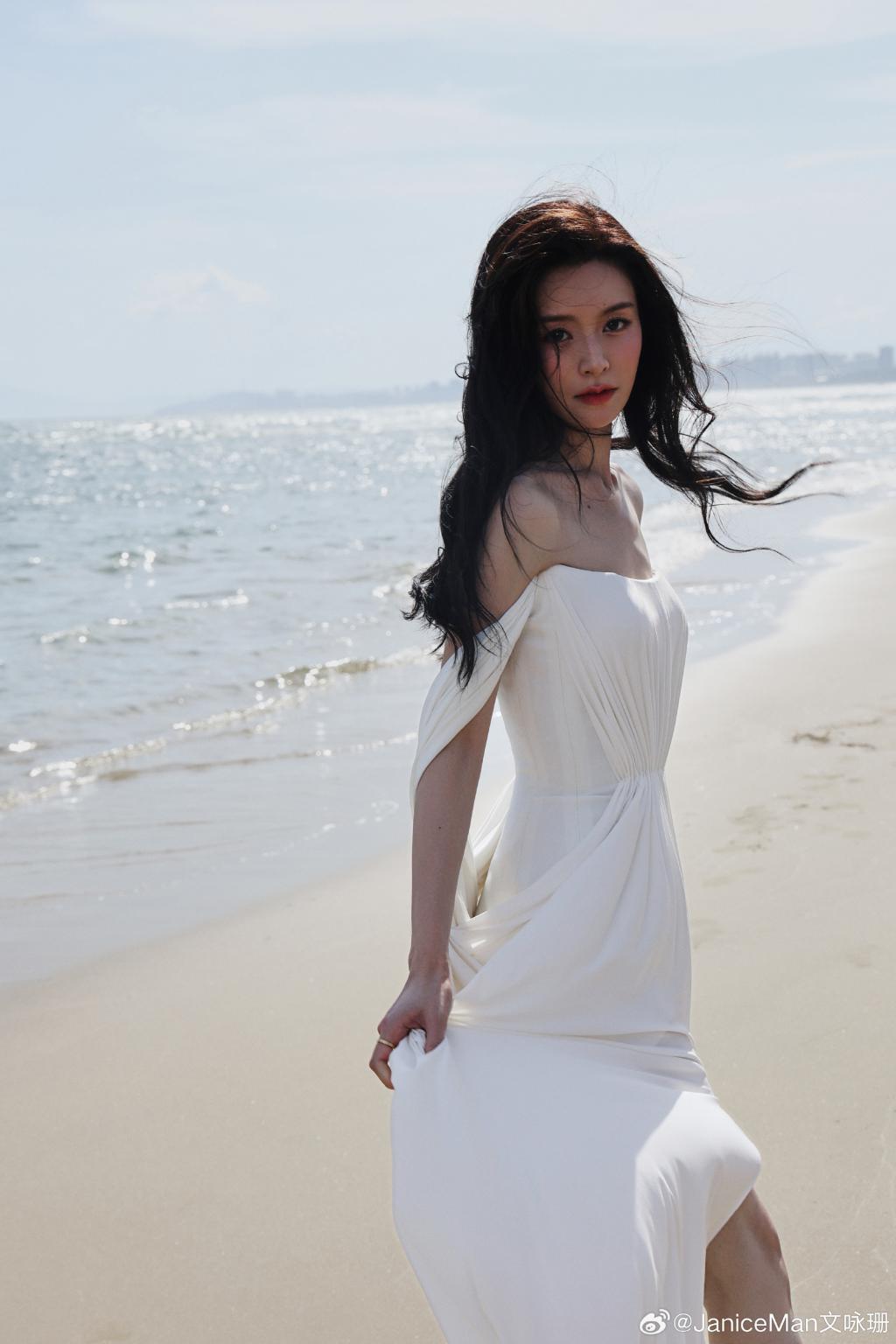 文咏珊穿抹胸裙肤白貌美 漫步海滩娇艳动人