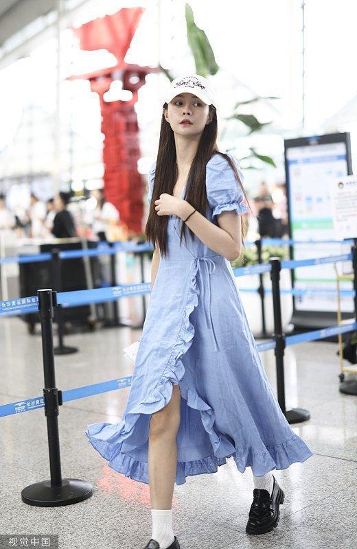 沈梦辰乌黑长发披落在肩 身穿蓝色长裙似邻家少女