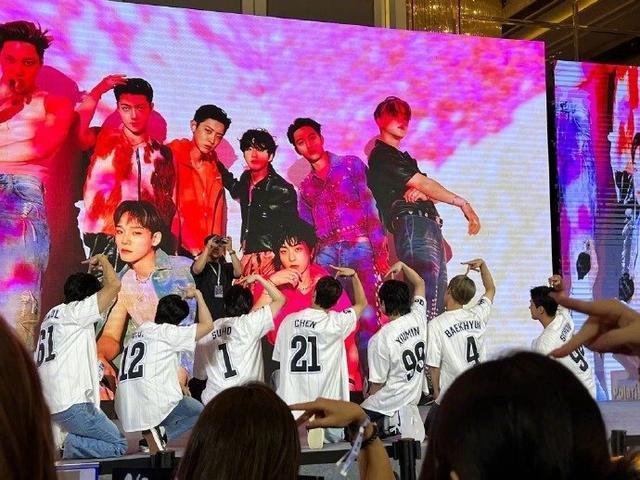 EXO青岛签售会饭拍路透 全员穿棒球服比心团魂满满
