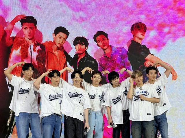 EXO青岛签售会饭拍路透 全员穿棒球服比心团魂满满