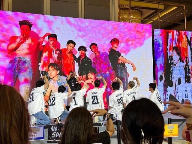 EXO青岛签售会饭拍路透 全员穿棒球服比心团魂满满