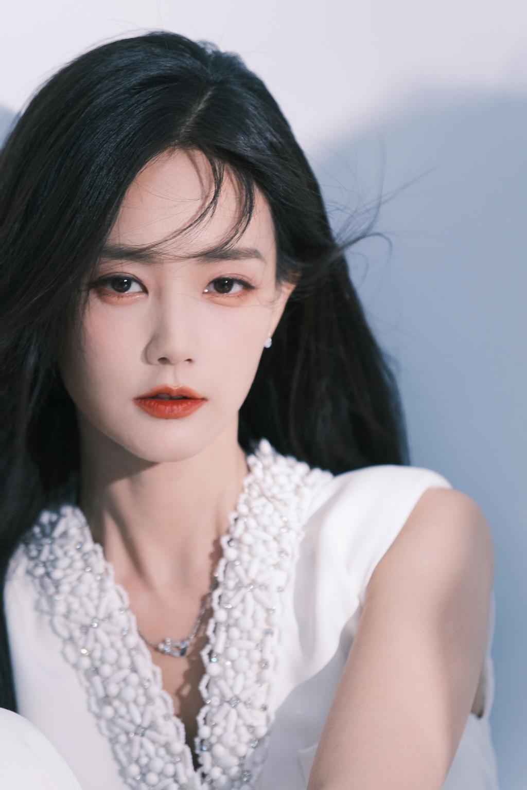 李一桐穿白衣干练飒爽 发丝飞扬红唇吸睛