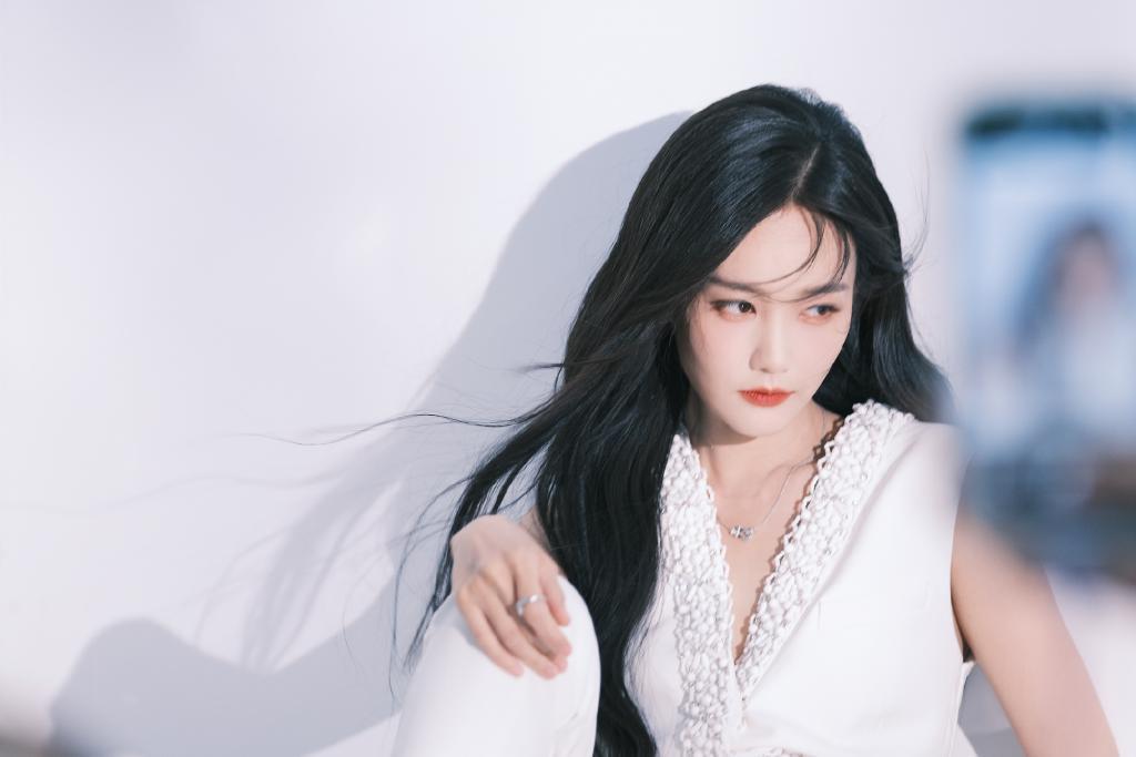 李一桐穿白衣干练飒爽 发丝飞扬红唇吸睛