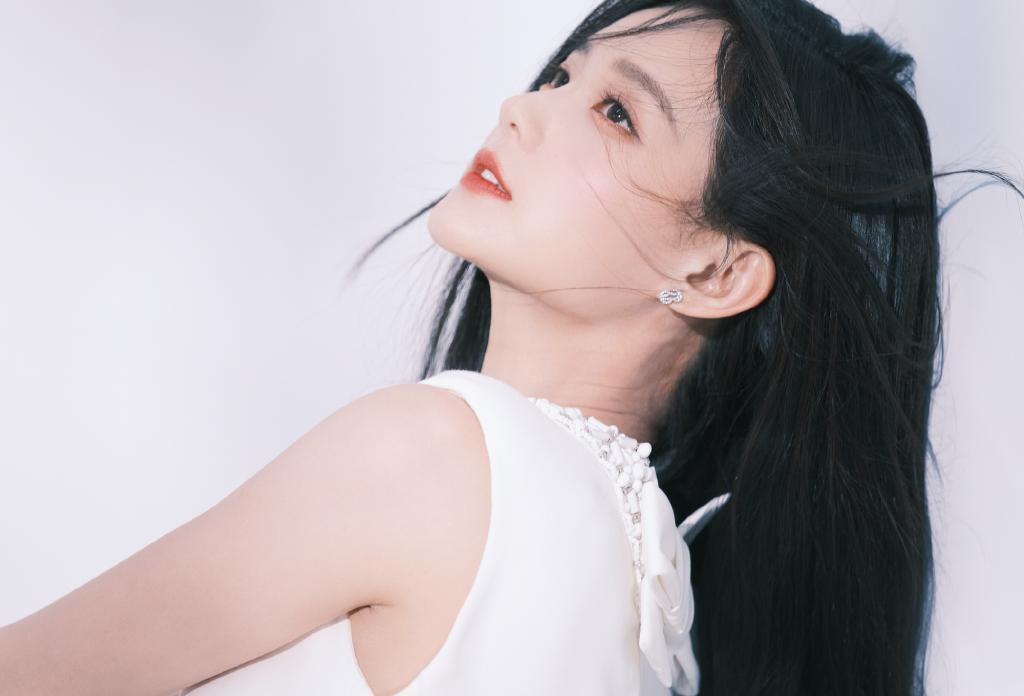 李一桐穿白衣干练飒爽 发丝飞扬红唇吸睛