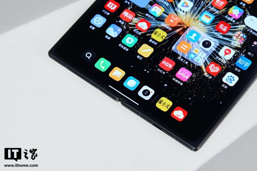 小米 MIX Fold 3 龙鳞纤维版礼盒图赏：轻薄简约，商务格调