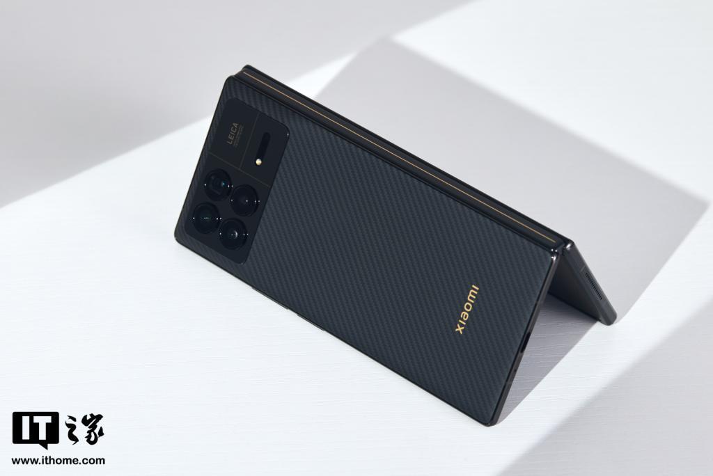 小米 MIX Fold 3 龙鳞纤维版礼盒图赏：轻薄简约，商务格调