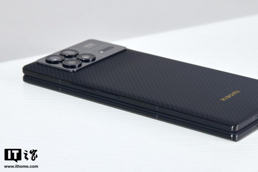 小米 MIX Fold 3 龙鳞纤维版礼盒图赏：轻薄简约，商务格调