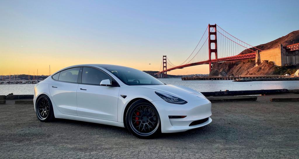 数据显示特斯拉一年内降价20%，电动汽车价格整体下降近18%