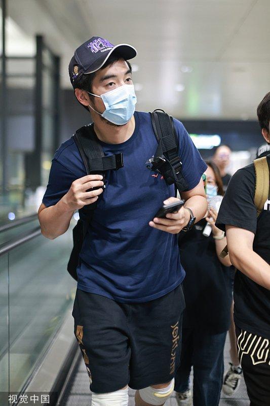 金世佳现身机场略显疲惫 双膝缠绷带疑似受伤引担忧