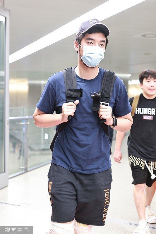 金世佳现身机场略显疲惫 双膝缠绷带疑似受伤引担忧